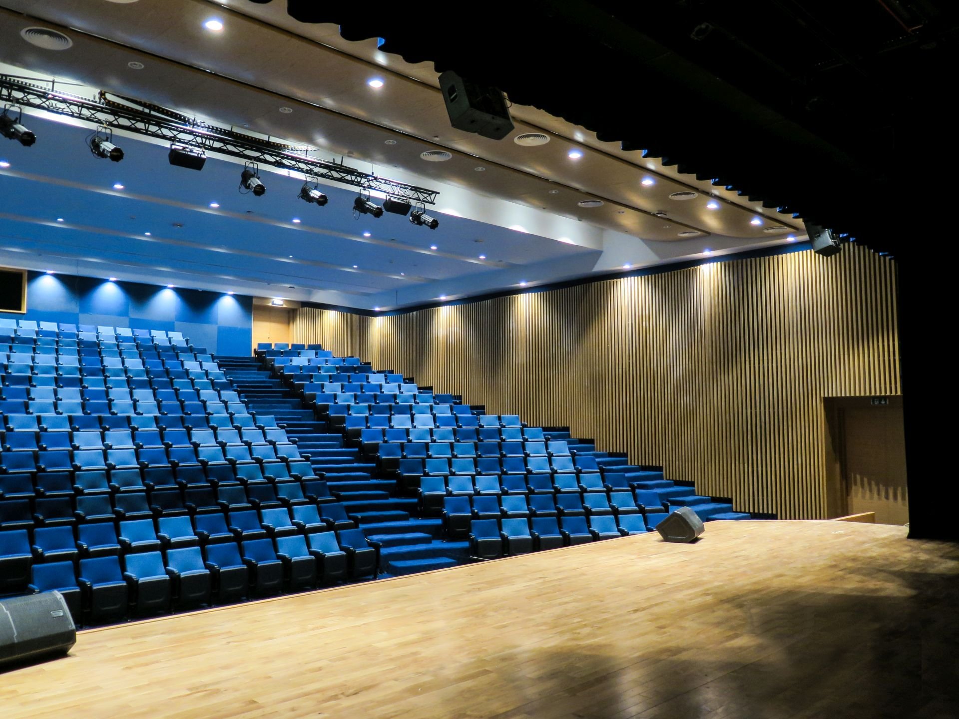 auditorium-amity-university-dubai-love-that-design