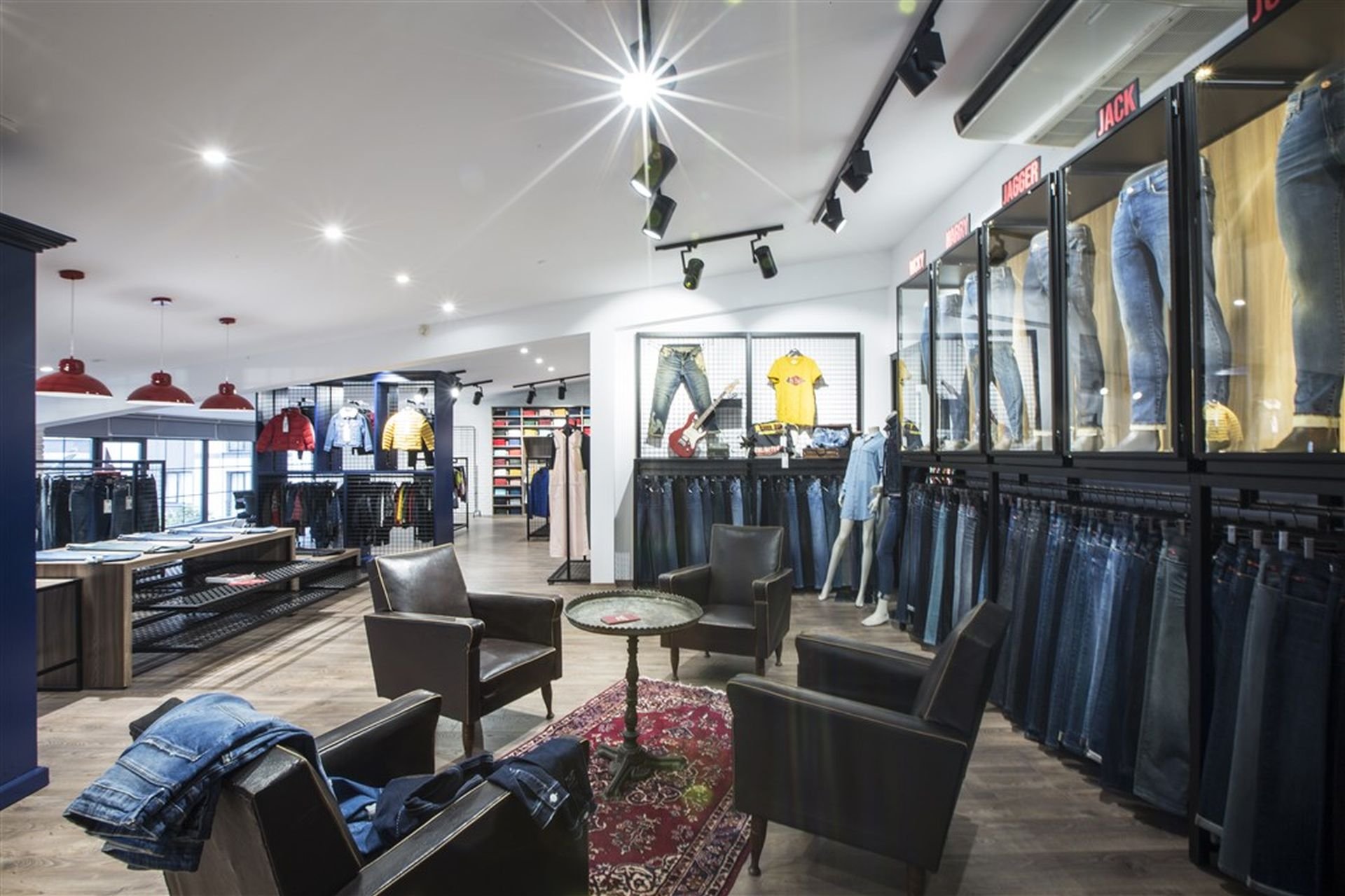 lee-cooper-showroom-turkey-retail-store-shop-interior-design-on-love