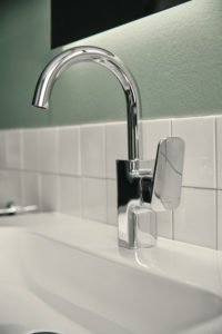 Basin mixer with swivel spout, no waste